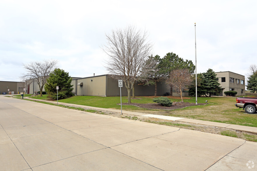 400 S 14th Ave, Eldridge, IA for sale - Primary Photo - Image 1 of 1