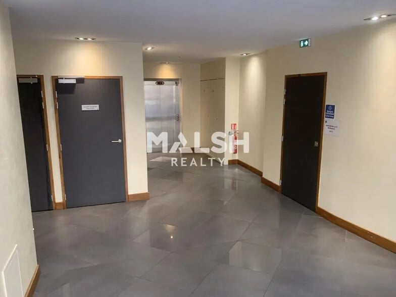 Office in Villeurbanne for sale - Building Photo - Image 3 of 17