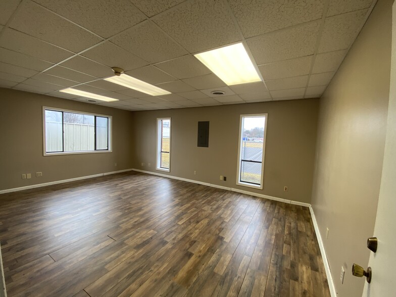 2345-1/2 W Kearney St, Springfield, MO for lease - Interior Photo - Image 2 of 17