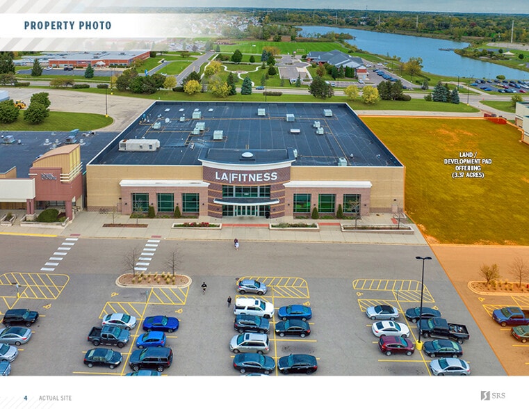 422-550 E Rollins Rd, Round Lake Beach, IL for sale - Building Photo - Image 1 of 1