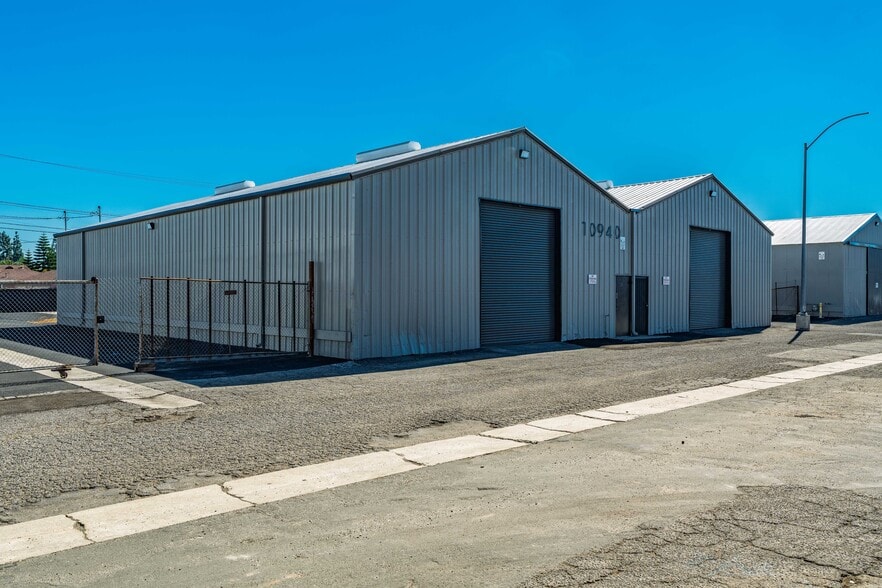 5 INDUSTRIAL BUILDINGS FOR SALE portfolio of 5 properties for sale on LoopNet.com - Building Photo - Image 2 of 4