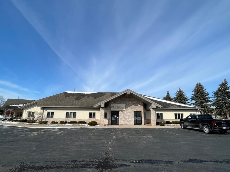 1750 West Pointe Dr, Oshkosh, WI for sale - Primary Photo - Image 1 of 1