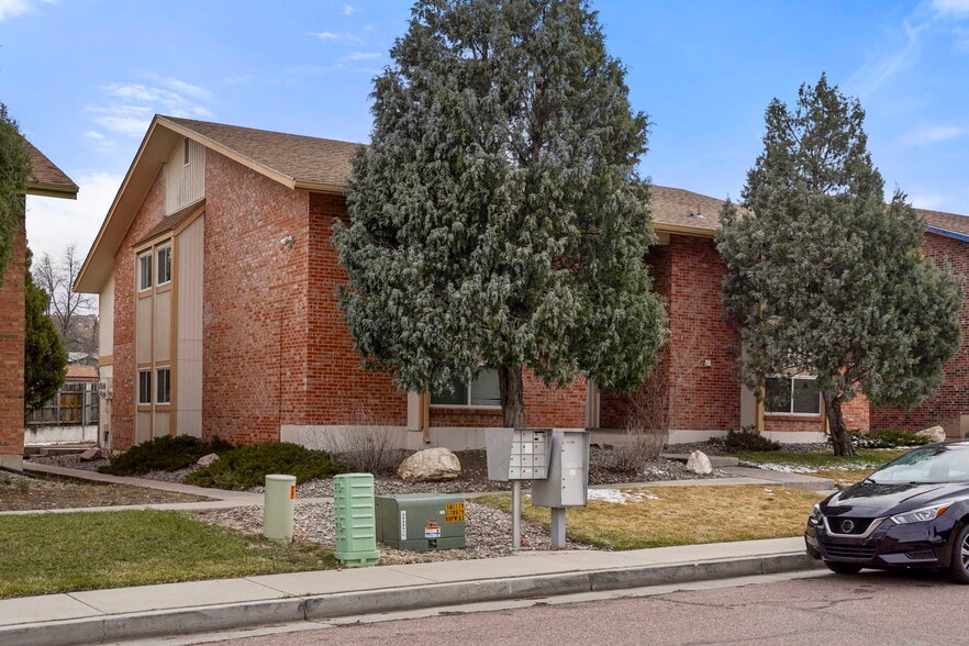 995 Holli Springs Ln, Colorado Springs, CO for sale - Building Photo - Image 3 of 14