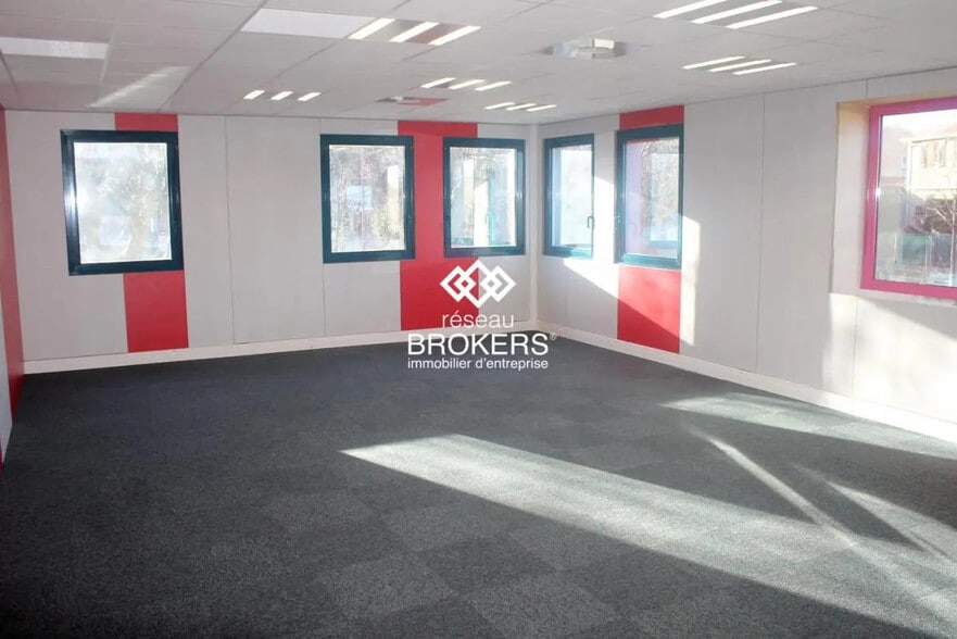 Office in Saint-Genis-Laval for lease - Interior Photo - Image 3 of 13