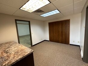 27071 Mueller Place, Sioux Falls, SD for lease Interior Photo- Image 1 of 12