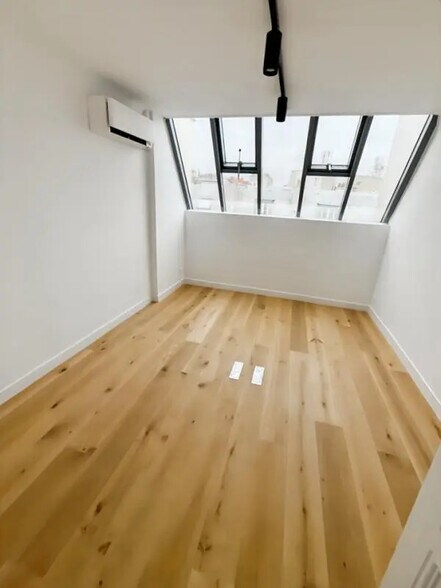 Office in Paris for lease - Building Photo - Image 2 of 8