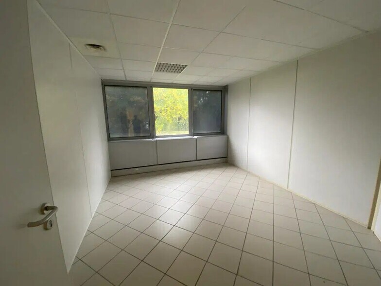 Office in Bondues for lease - Interior Photo - Image 2 of 8