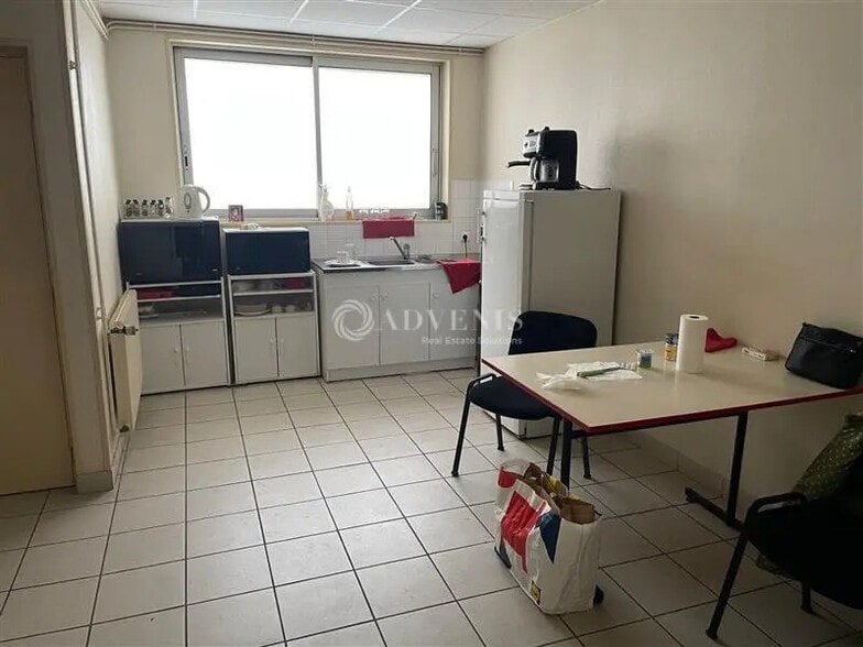 Flex in Bourges for lease - Interior Photo - Image 3 of 6