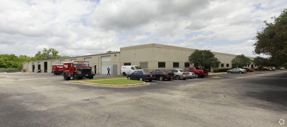 1106 Smith Rd, Austin, TX for lease - Building Photo - Image 2 of 8