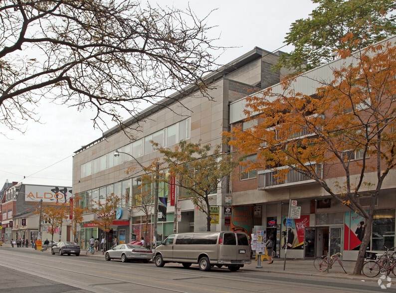 252-260 Queen St W, Toronto, ON for lease - Building Photo - Image 2 of 6