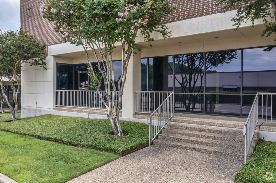 12048-12092 Forestgate Dr, Dallas, TX for lease - Building Photo - Image 3 of 6