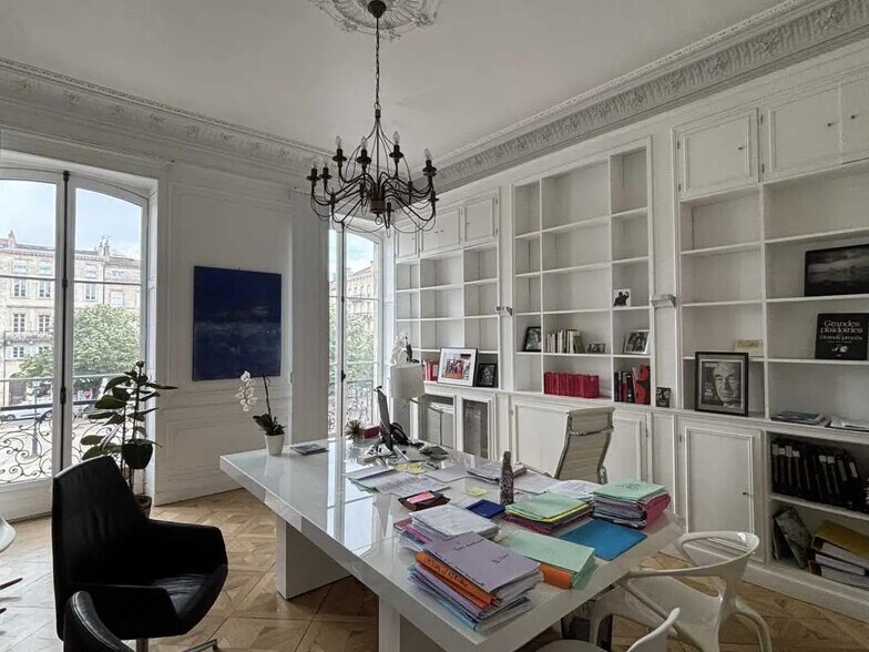 Office in Bordeaux for lease - Interior Photo - Image 1 of 8