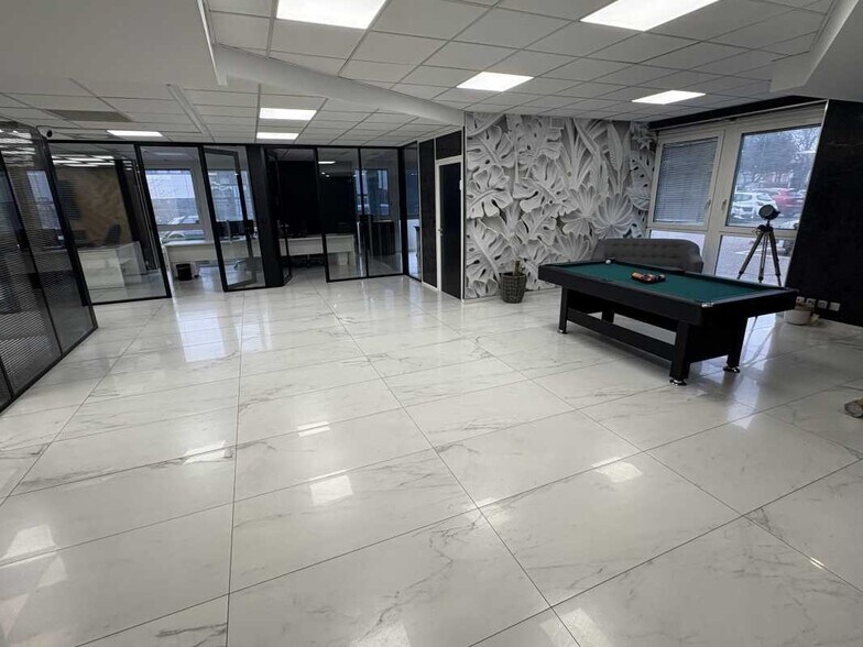 Flex in Bron for lease - Building Photo - Image 3 of 15