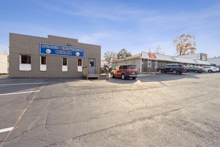 Portfolio of 2 Adjacent Retail Buildings portfolio of 2 properties for sale on LoopNet.com - Building Photo - Image 2 of 39