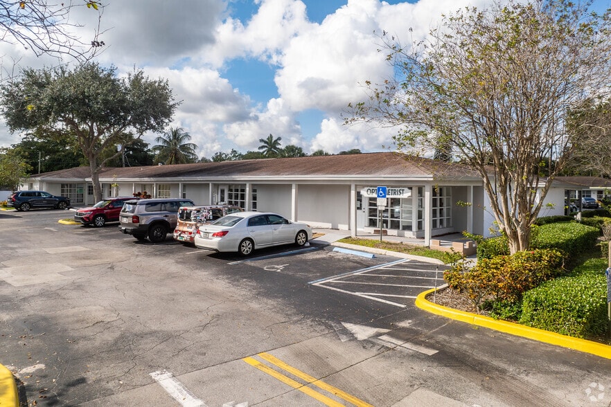 4330 W Broward Blvd, Plantation, FL for lease - Building Photo - Image 3 of 8