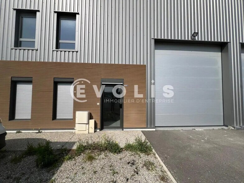 Office in Corbas for lease - Building Photo - Image 1 of 9