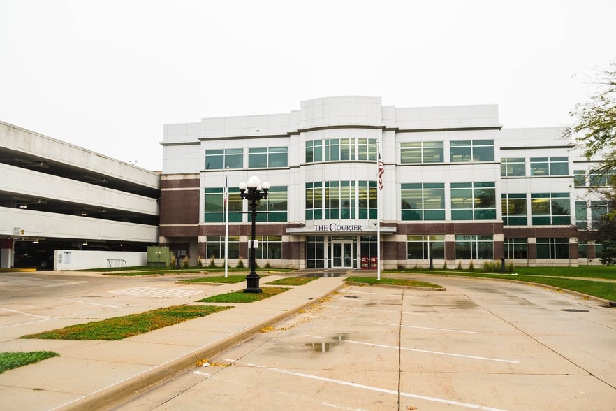 100 E 4th St, Waterloo, IA for sale - Building Photo - Image 1 of 1