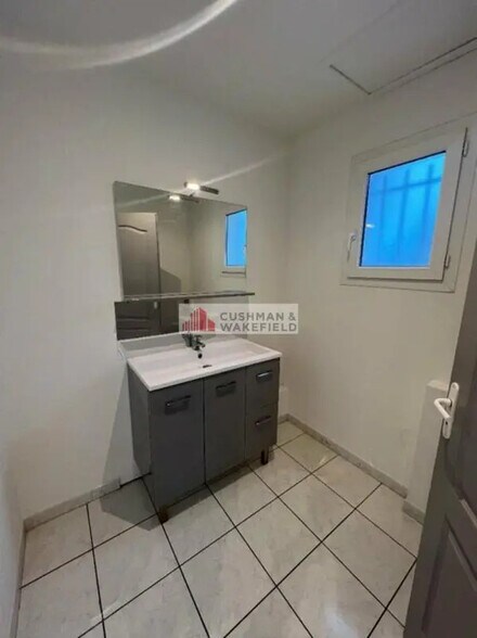 Office in Nîmes for lease - Interior Photo - Image 2 of 3