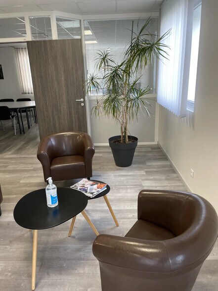 Flex in Reyrieux for lease - Interior Photo - Image 2 of 18