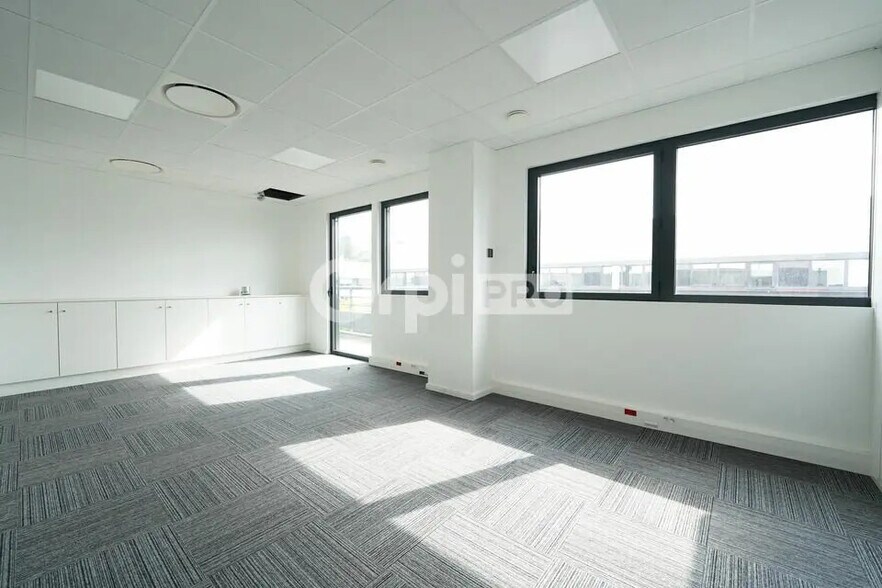 Office in Dardilly for lease - Building Photo - Image 2 of 11