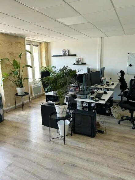 Office in Bordeaux for lease - Interior Photo - Image 2 of 5