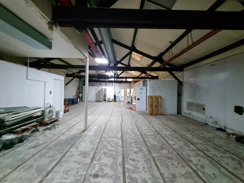 Flex in Paris for lease - Interior Photo - Image 3 of 11