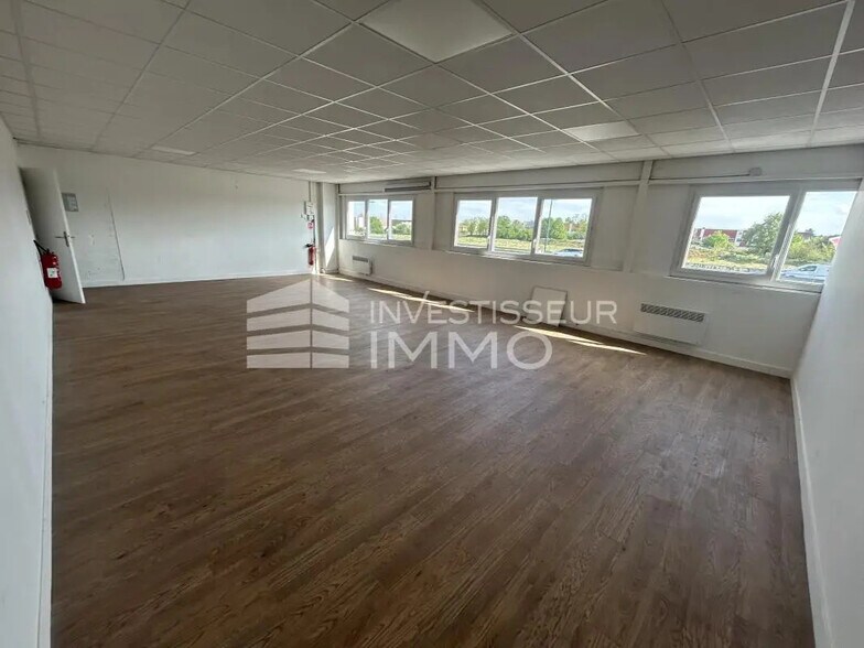 Industrial in SAINT-OUEN-L'AUMONE for lease - Interior Photo - Image 2 of 5