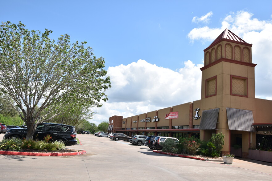 2407 W Parkwood Rd, Friendswood, TX for lease - Building Photo - Image 1 of 13