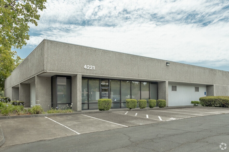 4221 N Freeway Blvd, Sacramento, CA for lease - Building Photo - Image 3 of 13