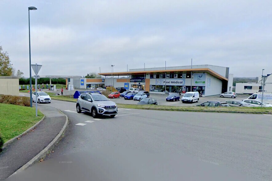 Retail in Fouesnant for lease - Building Photo - Image 1 of 2