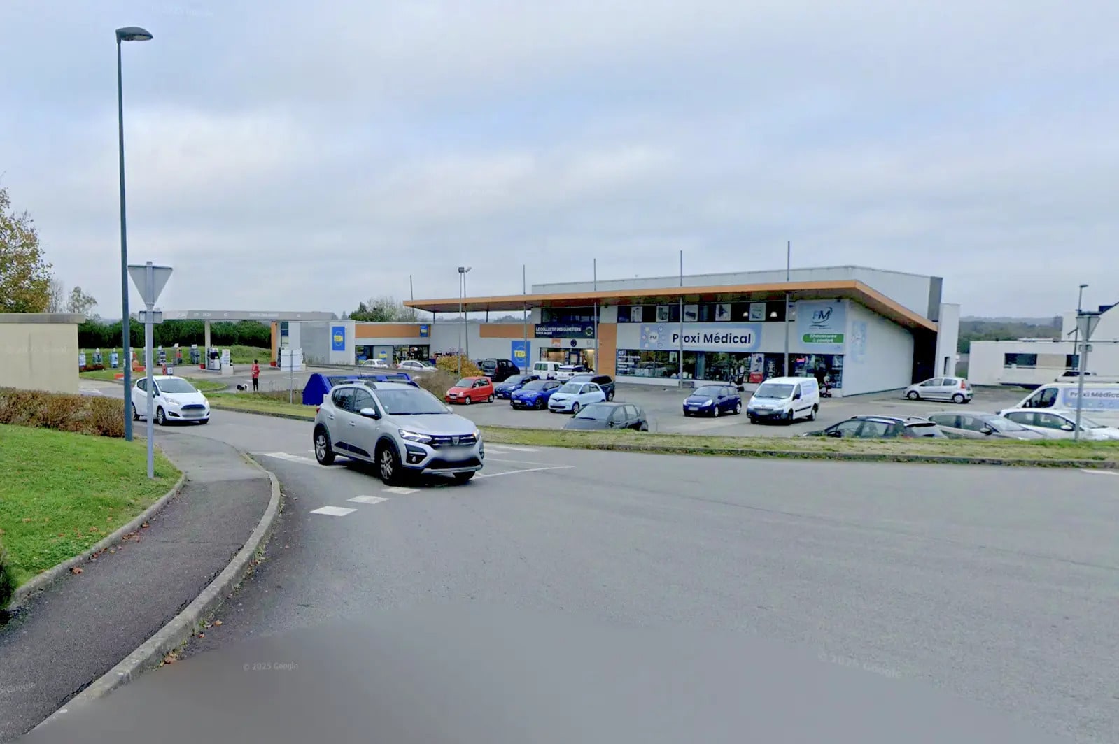 Retail in Fouesnant for lease Building Photo- Image 1 of 3