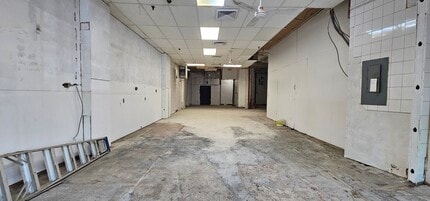 27-33 Middle Neck Rd, Great Neck, NY for lease Interior Photo- Image 1 of 8