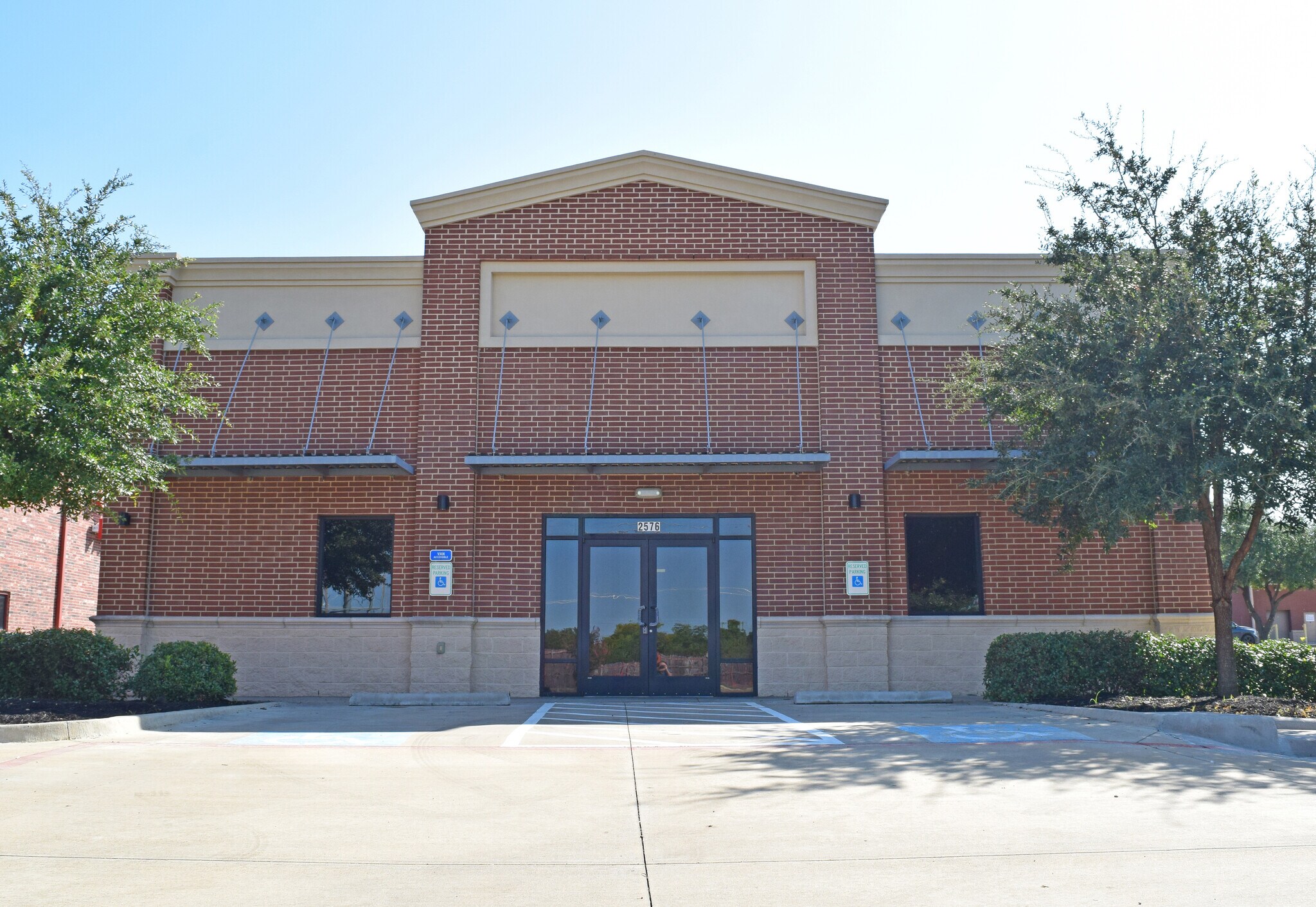 2576 W Camp Wisdom Rd, Grand Prairie, TX for sale Primary Photo- Image 1 of 1