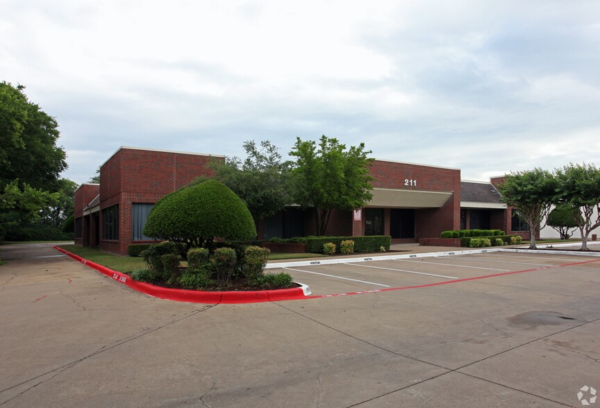 211 W Pleasant Run Rd, Lancaster, TX for lease - Building Photo - Image 1 of 51