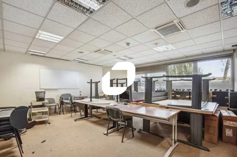 Office in La Courneuve for lease - Building Photo - Image 2 of 27