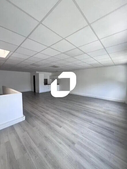 Flex in Gretz-Armainvilliers for lease - Interior Photo - Image 3 of 3