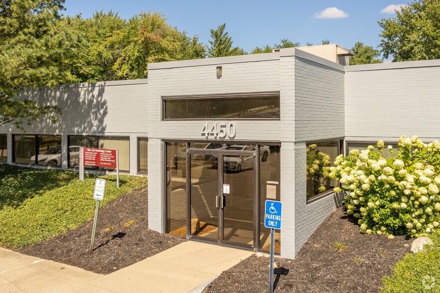 4420-4460 Carver Woods Dr, Blue Ash, OH for lease - Building Photo - Image 3 of 7