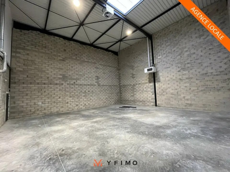 Flex in Aubergenville for lease Interior Photo- Image 1 of 5