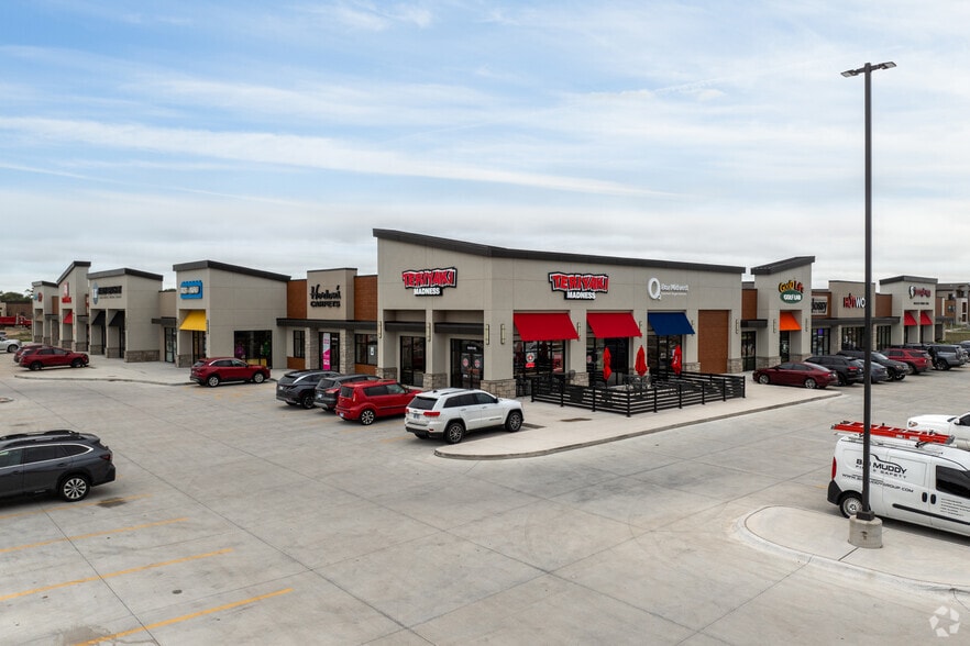 3801 N Ridge Rd, Wichita, KS for lease - Building Photo - Image 2 of 5