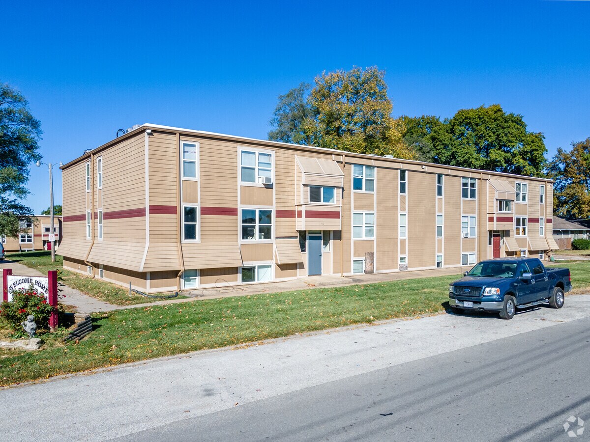 12322 3rd St, Grandview, MO 64030