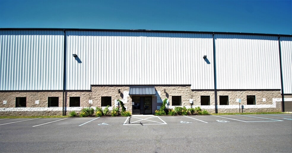 175 New Commerce Blvd, Hanover Township, PA for lease - Building Photo - Image 3 of 3