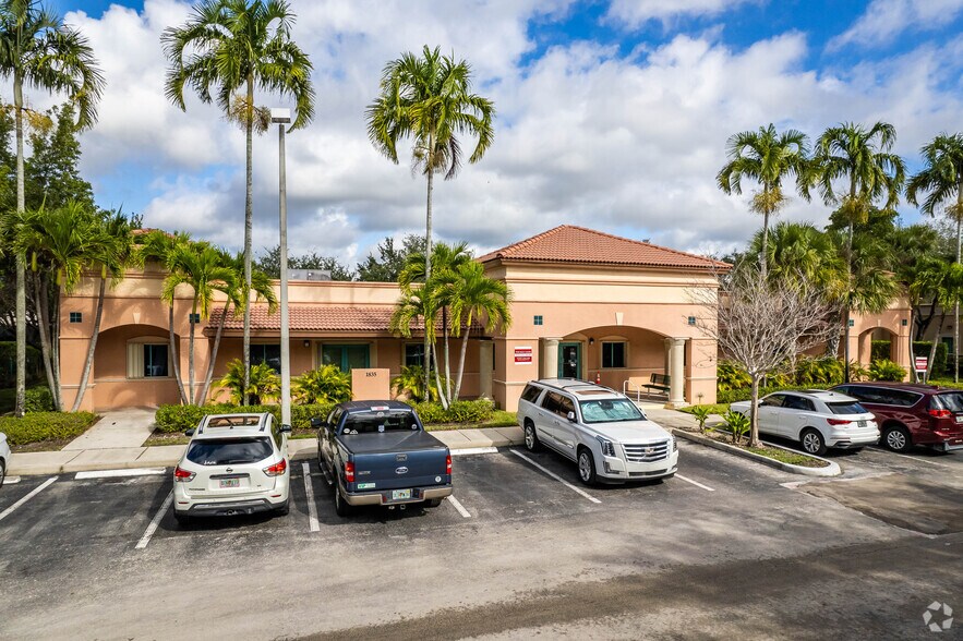 1835 N Corporate Lakes Blvd, Weston, FL for lease - Primary Photo - Image 1 of 52