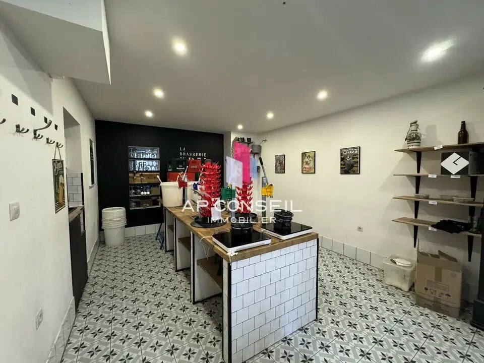 Retail in Versailles for lease Interior Photo- Image 1 of 3