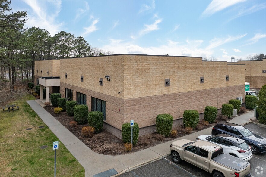 78 Horseblock Rd, Yaphank, NY for sale - Primary Photo - Image 1 of 1