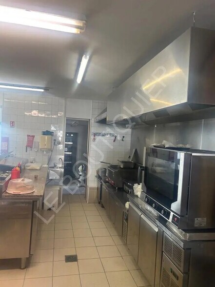 Retail in Auxerre for sale - Interior Photo - Image 2 of 6