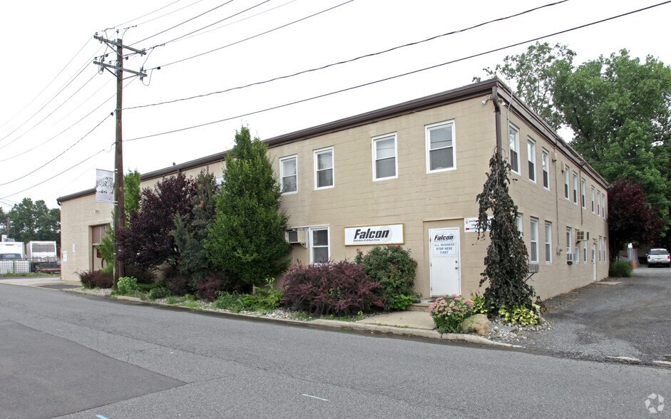 39 Hewson Ave, Waldwick, NJ 07463