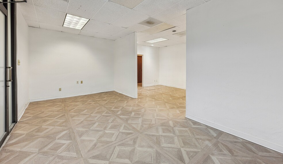 1001 S Sherman St, Richardson, TX for lease - Interior Photo - Image 3 of 24