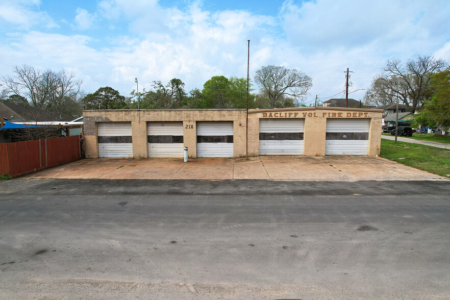 218 Jackson Ave, Bacliff, TX for sale - Primary Photo - Image 1 of 1