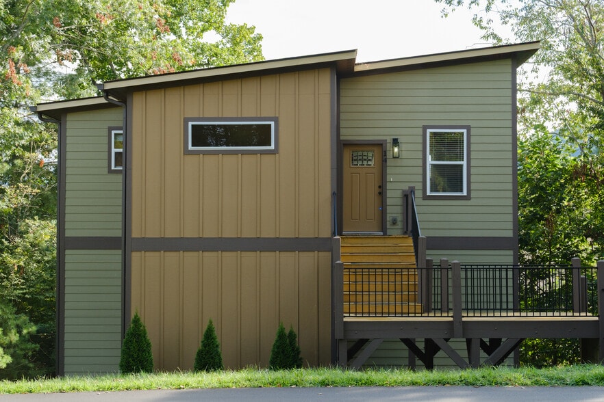 14 Red Maple Dr, Weaverville, NC for sale - Primary Photo - Image 1 of 38