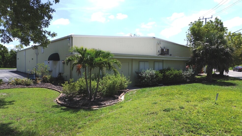 1585 Seaboard St, Fort Myers, FL for sale - Building Photo - Image 3 of 11